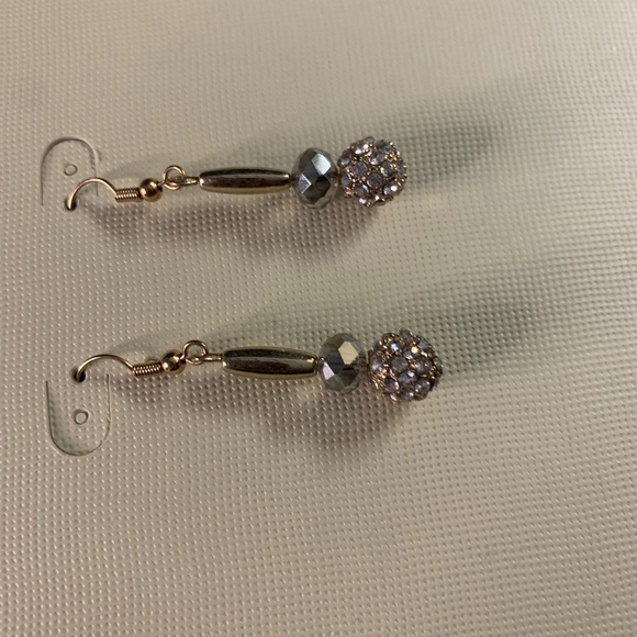 Sophia and Kate Necklace and Earring Set. - Picture 6 of 6